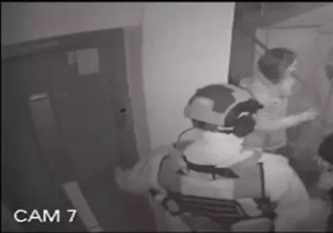 Polițiștii care au descins la adresa greșită îl acuză de ultraj pe profesorul Riegler