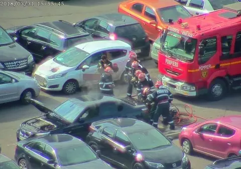 O mașină parcată a luat foc lângă Piața Victoriei, pe strada Buzești. În portbagaj s-a găsit muniție de vânătoare
