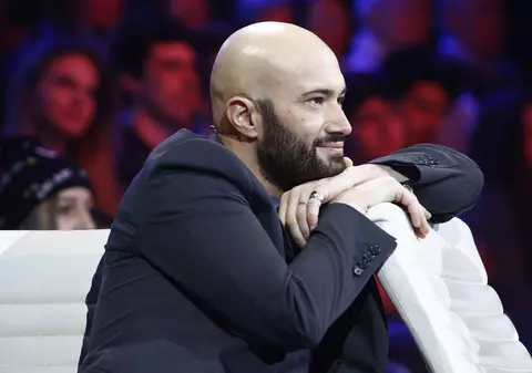 Mihai Bendeac dansează la bară. Juratul de la Antena 1 a făcut spectacol în fața tuturor