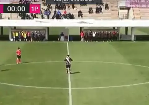 Arbitra n-a acceptat să se țină un moment de reculegere la un meci feminin de fotbal! Jucătoarele au găsit soluția | VIDEO