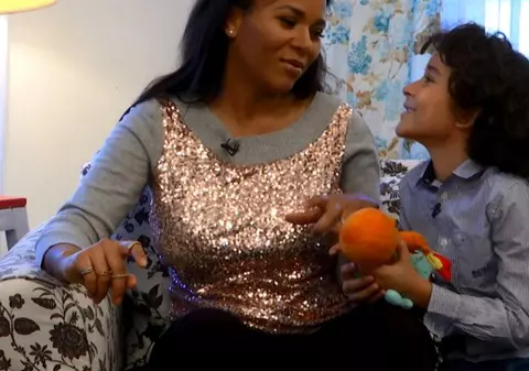 Cum îi răspunde Nadine copilului ei la întrebări intime. "Suntem plini de jene, rușini și berze pe casă"