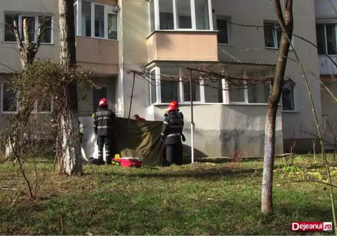 O bătrână a murit în Cluj, după ce ar fi fost aruncată de nepotul ei de la etajul 10. Pensionara era imobilizată într-un scaun cu rotile