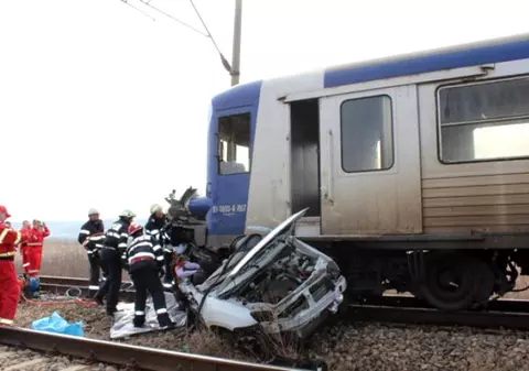 UPDATE: Șoferul mașinii spulberate de tren în Brăila a depășit coloana. Accidentul înfiorător, surprins în imagini / VIDEO
