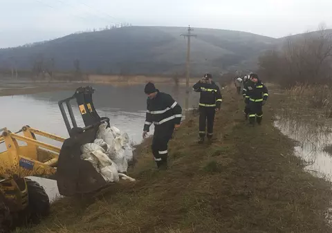 Aproape 900 de oi, izolate din cauza inundațiilor în Mândra, județul Brașov. Pompierii le salvează mioarele cu bărcile pneumatice
