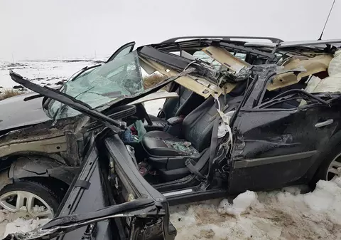 Un mort şi doi răniţi, într-un accident în localitatea Gura Padinii, județul Olt. Mașina a ajuns o grămadă de fiare/FOTO