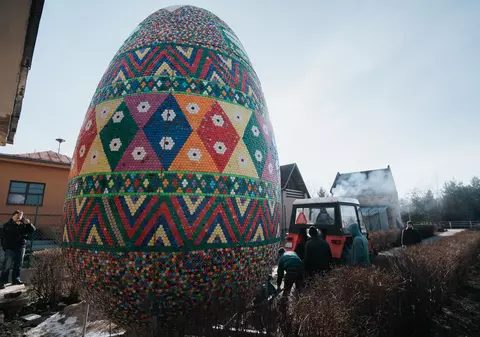 FOTO| Într-un sat din Slovacia a fost montat cel mai mare ou de Paște din lume