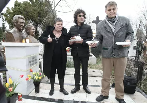 EXCLUSIV/ Anca Pandrea merge cu tort și șampanie la cimitir. Primele imagini de la comemorarea lui Iurie Darie