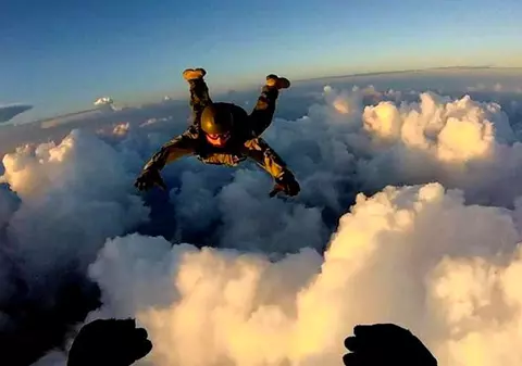 VIDEO/Doi turiști s-au ciocnit cu parașutele în aer, deasupra unei plaje din Mexic. O femeie a murit