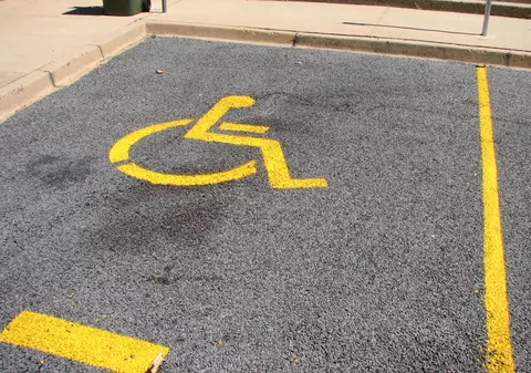 Parcările pentru persoanele cu handicap, aproape inexistente în Capitală. Câte locuri sunt în București