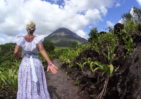 FOTO | Povestea femeii care a divorțat și a plecat în jurul lumii să se pozeze în rochii tradiționale