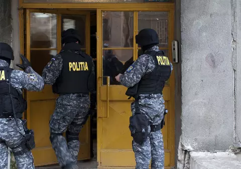 Percheziţii la ghicitoare din județul Prahova, la care participă polițiști și jandarmi