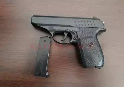 A vrut să vândă o armă în parcarea unui restaurant din Râmnicu Vâlcea. Bărbatul a fost prins în flagrant