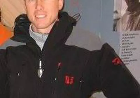 Polițistul erou din Franța s-a căsătorit pe patul morții. Iubita lui a plâns pe tot parcursul ceremoniei