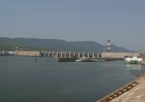 Șefii Hidroelectrica își acordă salarii de nababi. Venitul unui director va ajunge la o 68.000 de lei brut