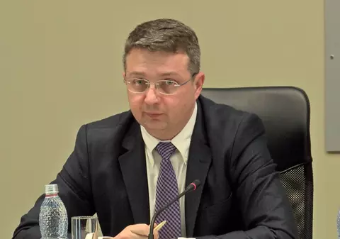 Prefectul Capitalei Adrian Petcu îl critică pe primarul Daniel Florea că a ținut școlile deschise, deși în București se anunțase că nu se vor face cursuri