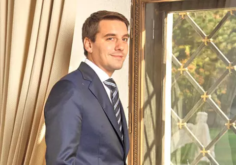 Principele Nicolae a avut primul job la 19 ani. Transporta și monta mochete