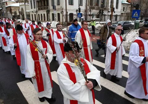 FOTO&VIDEO/ Procesiune romano-catolică pe străzile Capitalei, în Duminica Floriilor