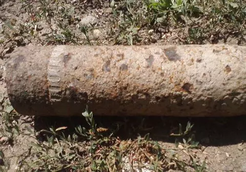 A ajuns la spital după ce a găsit un proiectil pe câmp şi l-a lovit cu un ciocan