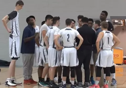 FOTO și VIDEO | Are palmele de mărimea unui iPad și poartă haine XXXXXL. Cine este jucătorul român de baschet care la 17 ani calcă pe urmele lui Ghiţă Mureşan