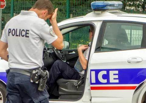 Români arestați după ce au ascuns într-un autocar mai mulți migranți