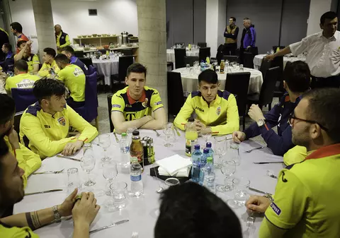 Juniorii U19 au fost încurajați de naționala mare înainte de Turul de Elită | VIDEO