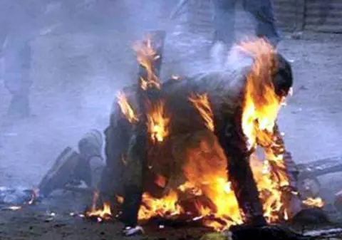 S-a îmbătat și a vrut să se sinucidă dându-și foc după o ceartă cu soția. Părinţii fetei l-au salvat cu ajutorul zăpezii din curte