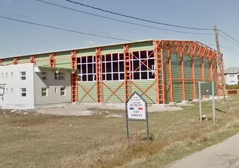 Milioane de lei aruncați de stat pe... islaz: săli de sport ultramoderne, construite în sate care n-au apă și canalizare