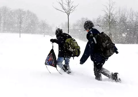 Școlile din București se închid vineri, 23 martie. ANM anunță ninsori și viscol