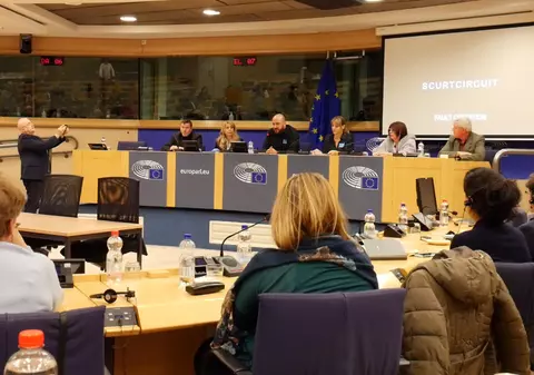 Aleșii trimiși la Bruxelles câștigă enorm: 1 milion de euro = mandatul unui europarlamentar! Parlamentariii români câștigă într-un mandat "doar" 400.000 de euro