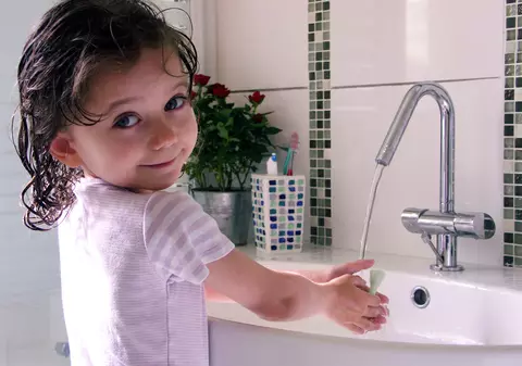 Medic: Învățând copiii să se spele pe mâini, vom reuși să-i învățăm și pe părinții lor