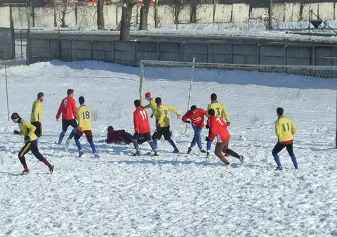 Antrenorul și-a chemat jucătorii la curățirea terenului! ”Hai afară, la zăpadă!”