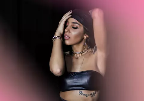 Stefania este “Solo Un Momento” in cel de-al doilea single al sau!