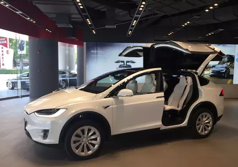 Autoritățile americane investighează Tesla, după un accident fatal. Nvidia suspendă testele cu mașini autonome