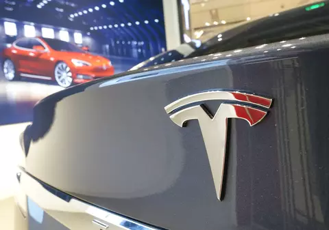 Elon Musk înlocuiește roboții cu oameni la Tesla. ”Oamenii sunt subapreciați”