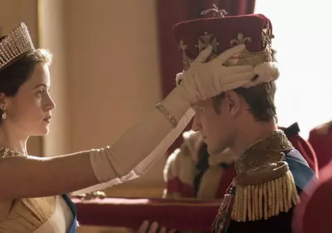 Diferențe de salarizare la Hollywood: Regina din The Crown plătită mai prost decât prințul Phillip