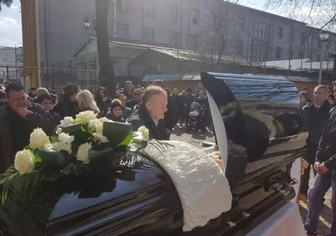 FOTO/ Liderul țiganilor din Moldova, înmormântat la Vaslui. La procesiune au fost mii de oameni, iar traficul a fost perturbat