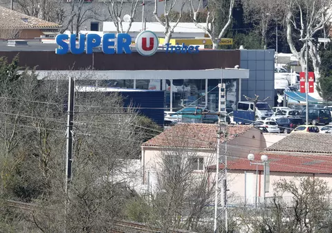 Cronologia atentatului cu luare de ostatici din sud-estul Franței. Ce a făcut Lakdim după ce și-a dus sora la școală