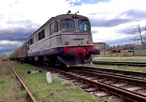 Pericol de explozie în Moinești. Un tren cu produse petroliere a lovit o mașină condusă de un șofer băut