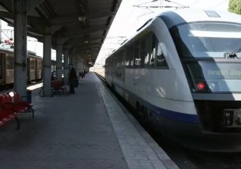 Întârzierile trenurilor din România au totalizat peste 8 ani, în 2017. Și datoriile CFR Călători sunt mari