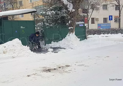 FOTO/ Un bărbat în scaun cu rotile a deszăpezit trotuarul din fața casei în Buzău. „Dacă vrea cineva să-l ajute, el refuză”