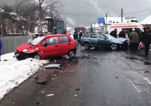 Un călugăr beat a provocat un accident în Bicaz-Chei, județul Neamț. A făcut praf trei mașini / FOTO&VIDEO