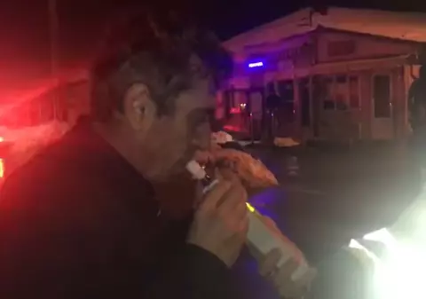 Un polițist beat din Alexandria a intrat cu mașina într-un microbuz. S-a chinuit să sufle în etilotest mai multe minute