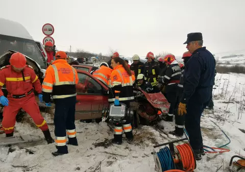 Un mort și două persoane încarcerate într-un accident în Vaslui în care a fost implicat un microbuz cu 10 călători/FOTO