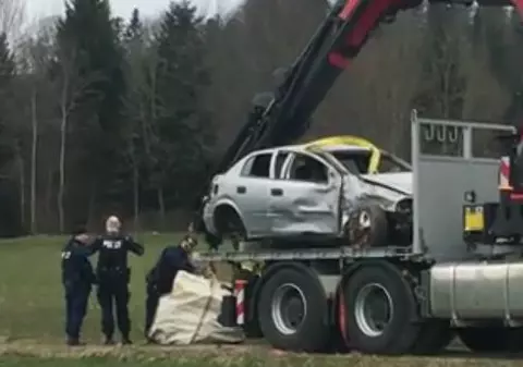 Un adolescent român din Elveția a furat o mașină și a provocat un accident ca în filme