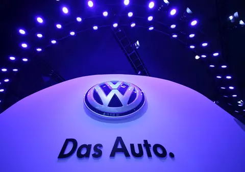 Cum arată parcările gigantice ale Volkswagen unde sunt ținute cele 300.000 de vehicule rechemate în SUA - VIDEO