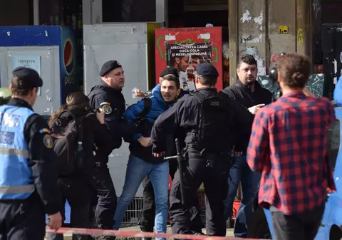 VIDEO. Mai mulți protestatari #rezist, reținuți de jandarmi la Congresul Extraordinar al PSD. „Ceauşescu n-a murit/Este Dragnea travestit!”