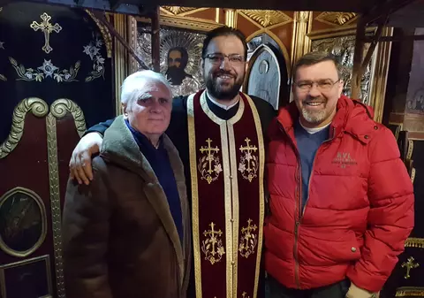 REPORTAJ VIDEO. Preotul care ține slujbele în tăcere. A transformat biserica într-un lăcaș pentru persoane cu nevoi speciale