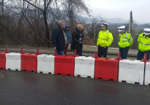 Drumul național spre stațiunea Slănic Moldova, DN 12B, a fost închis din cauza alunecărilor de teren