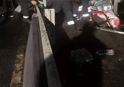 Tir plin cu apă minerală răsturnat pe Autostrada A1. Șoferul a murit
