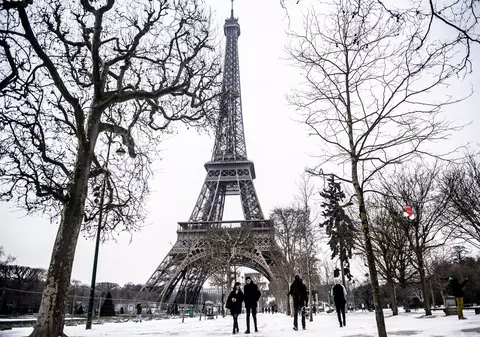 Autoritățile din Paris vor să introducă transportul public gratuit pentru a reduce poluarea